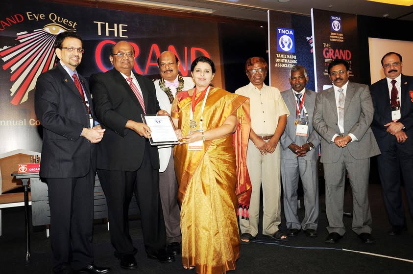 Dr. Rooshitha Bejan Singh receiving the GV Oration Award in Community Ophthalmology, TNOA 2013